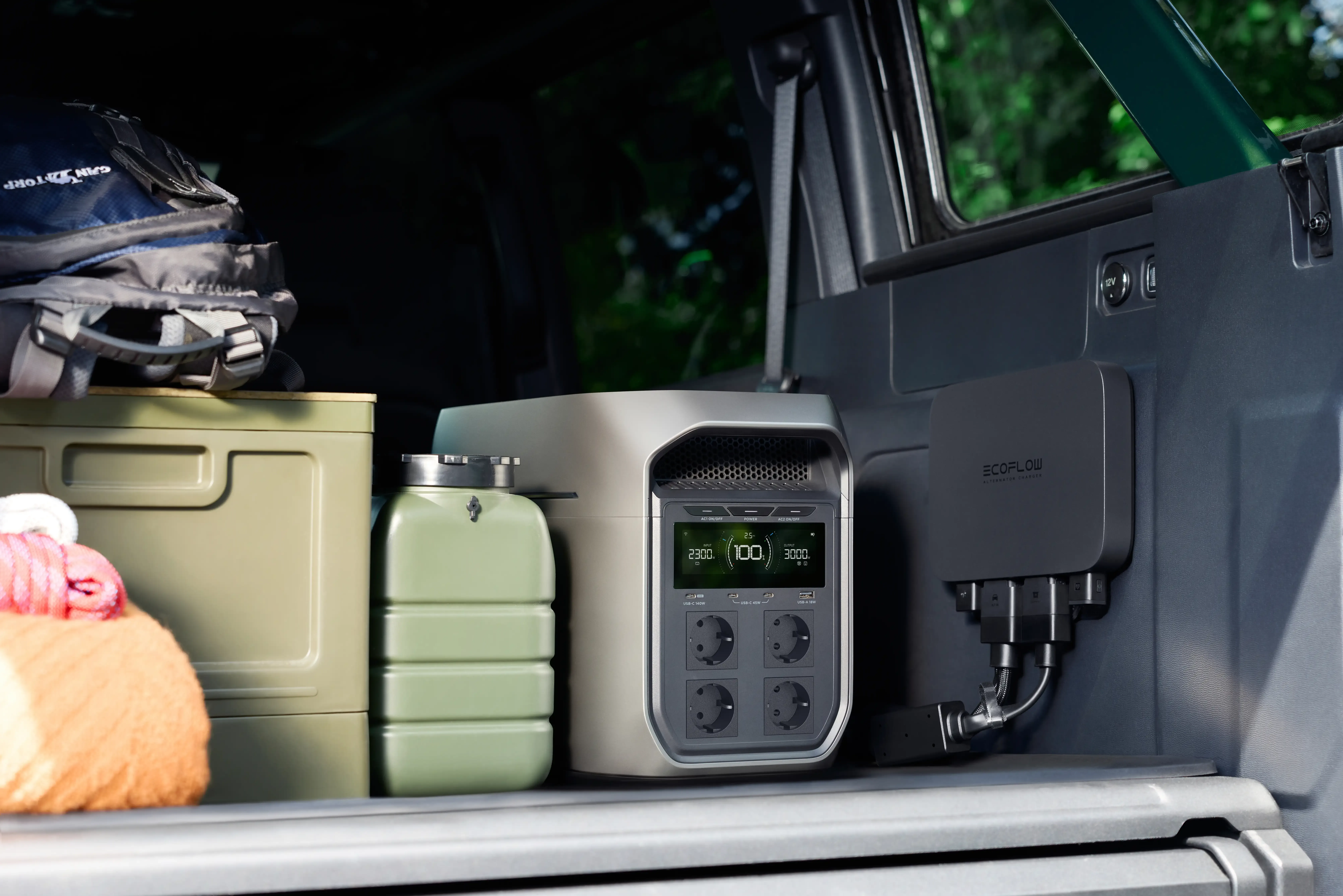 ecoflow draagbaar powerstation in kofferbak met nooduitrusting en waterjerrycan